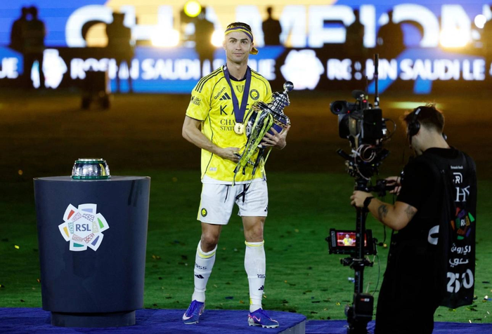 Ronaldo nâng Cup Saudi Pro League sau trận Al Nassr thắng Damac 4-1 hôm 21-5. Ảnh: Reuters