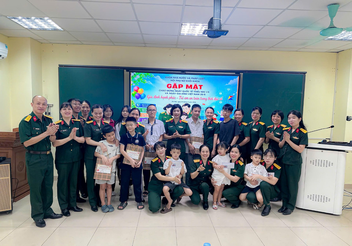 Cán bộ, học viên Hội Phụ nữ Khối khoa Học viện Chính trị gặp mặt, tặng quà các cháu là con em cán bộ, nhân viên cơ quan nhân dịp Tết thiếu nhi 1-6-2026. 
