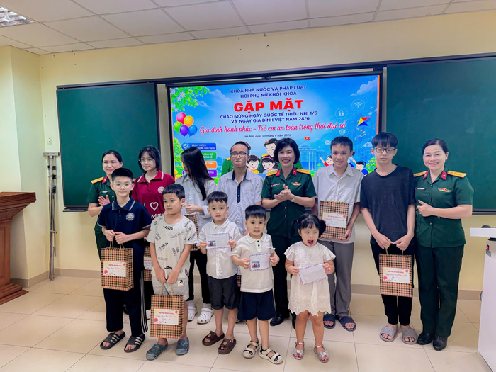 Đại tá, Thạc sĩ Nguyễn Thị Đắc Hương, Chủ tịch Hội Phụ nữ Khối khoa Học viện Chính trị (đứng giữa) tặng quà các cháu học giỏi, chăm ngoan.