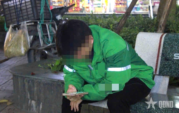 Giây phút nghỉ ngơi ít ỏi trong ngày của bạn Ngô Văn Khiêm. 