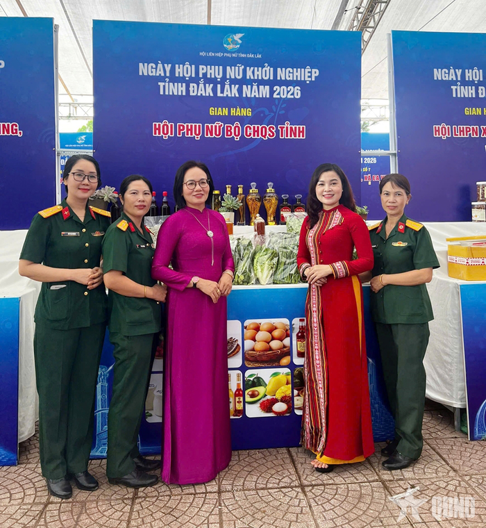 Gian hàng của phụ nữ LLVT tỉnh Đắk Lắk có 14 mặt hàng, là những sản phẩm tăng gia sản xuất, chăn nuôi, chế biến do chính chị em thực hiện. 