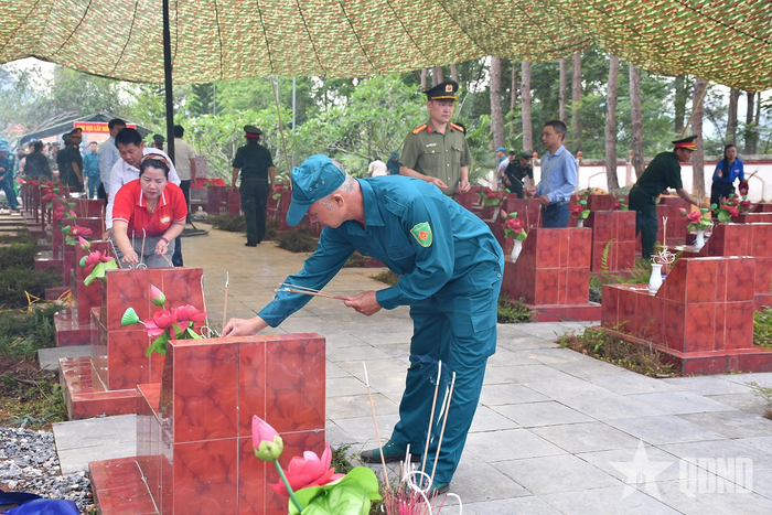  Các lực lượng thắp hương tri ân các anh hùng liệt sĩ.