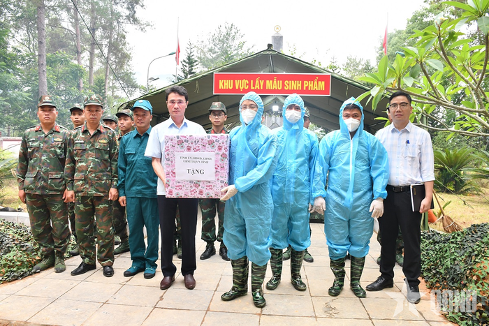 Đồng chí Hà Trọng Hải, Phó chủ tịch UBND tỉnh Lai Châu tặng quà động viên lực lượng thực hiện nhiệm vụ. 
