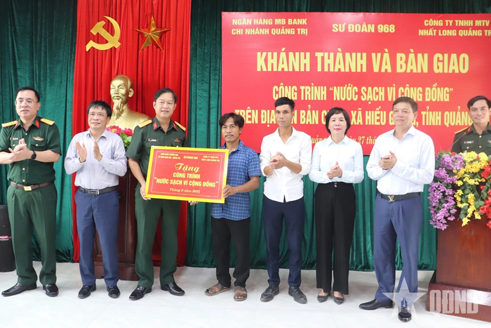  Sư đoàn 968 cắt băng khánh thành bàn giao công trình nước sạch tặng xã Hiếu Giang, tỉnh Quảng Trị.
