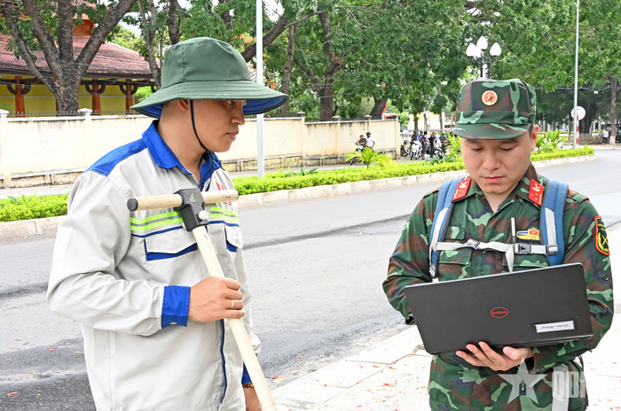 Các kỹ sư của Viện Thiết kế (Tổng cục Hậu cần - Kỹ thuật) phân tích sơ bộ kết quả thu được tại hiện trường. 