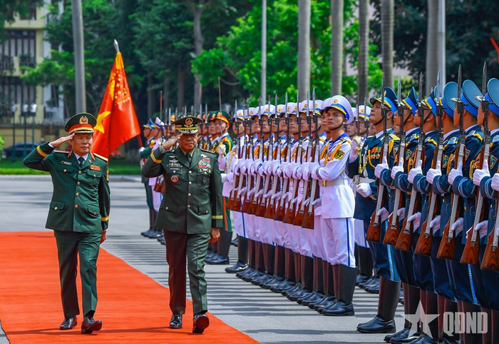  Đại tướng Nguyễn Tân Cương và Đại tướng Romeo S.Brawner Jr. duyệt Đội danh dự Quân đội nhân dân Việt Nam. Ảnh: qdnd.vn 