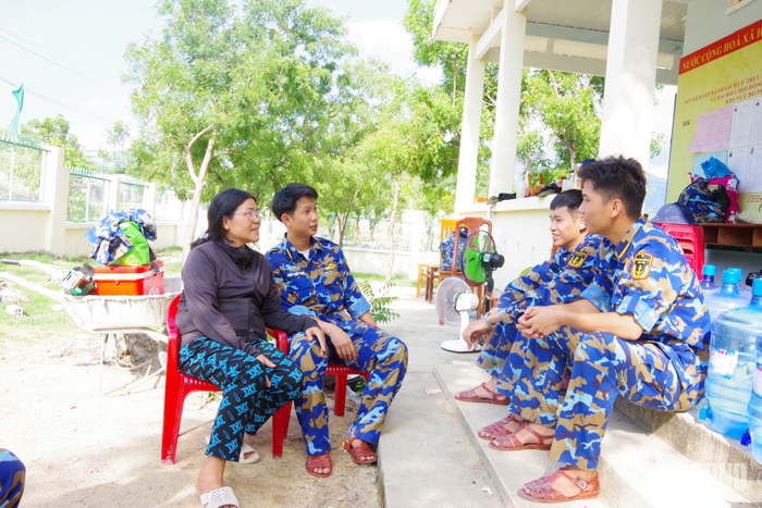 Chị Phan Thanh Chi và các học viên trò chuyện. 