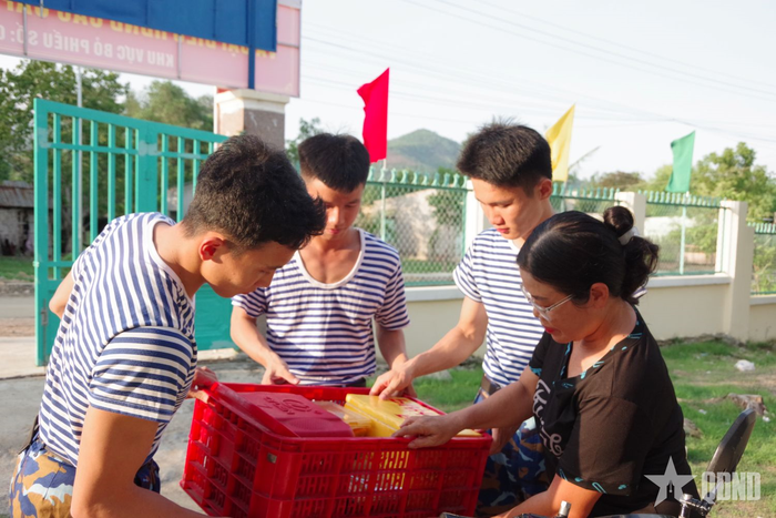  Học viên Học viện Hải quân đưa các phần cơm đến địa điểm của đơn vị trú quân. 