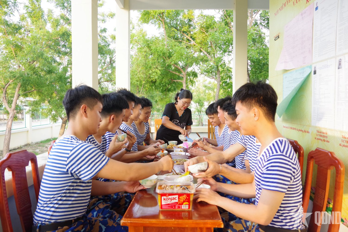  Bữa cơm của những học viên trẻ qua sự giúp đỡ của người dân địa phương.