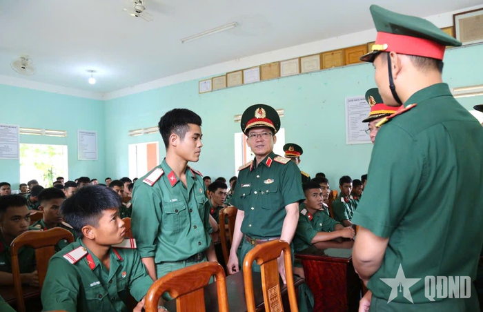  Thiếu tướng Lương Đình Chung, Bí thư Đảng ủy, Chính ủy Quân khu 5 trao đổi với cán bộ, chiến sĩ Đại đội 187. 