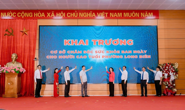  Các đại biểu bấm nút khai trương Cơ sở chăm sóc sức khỏe ban ngày cho người cao tuổi. 