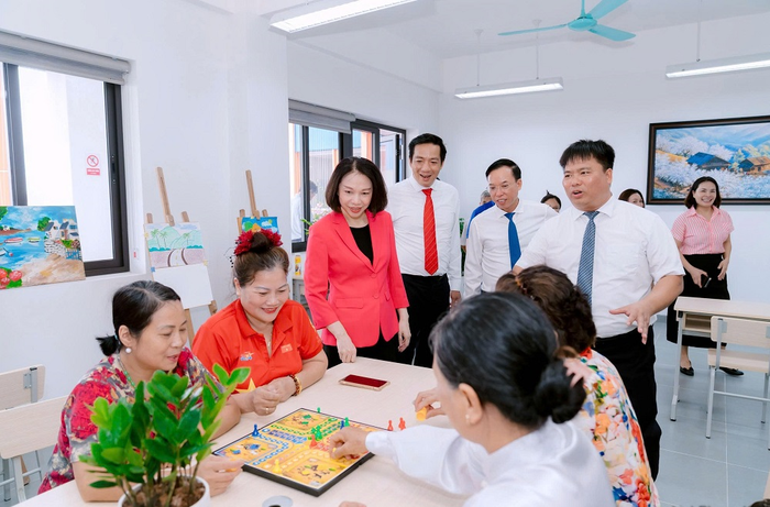 Các đại biểu tới thăm mô hình chăm sóc sức khỏe ban ngày cho người cao tuổi. 