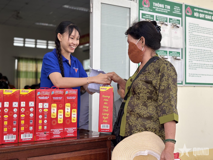 Người dân được nhận quà là các nhu yếu phẩm thiết yếu. 
