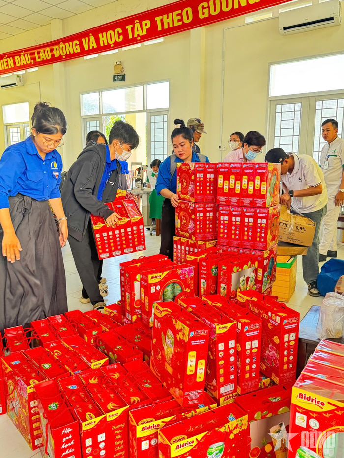 Các đoàn viên, thanh niên chuẩn bị quà tặng người dân. 