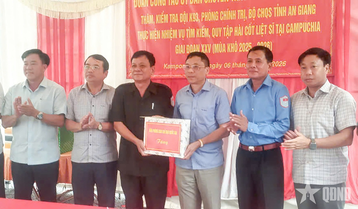 Đoàn công tác Ủy ban Chuyên trách Chính phủ trao quà tặng Đội K93. 