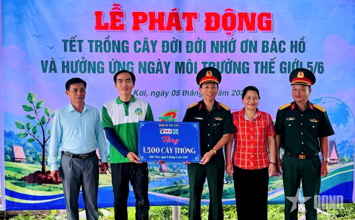 Sư đoàn 320 và các nhà tài trợ trao bảng tượng trưng hỗ trợ cây xanh cho địa phương.