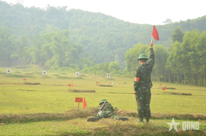 Chiến sĩ thực hành bắn đạn thật súng STV-380, bài 1. 