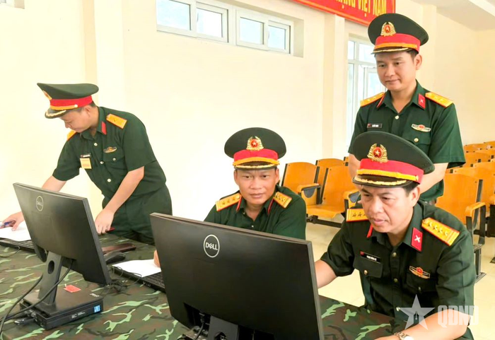 Chỉ huy Sư đoàn 316 (Quân khu 2) kiểm tra thành tích các nội dung tại hội thao. 