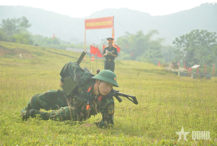 Chiến sĩ thực hành đánh thuốc nổ, bài 1. 
