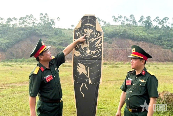  Chỉ huy Sư đoàn 316 kiểm tra kết quả bắn súng tại hội thao. 