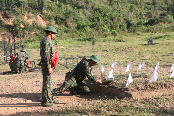Chiến sĩ mới Trung đoàn 244 tự tin thực hành nội dung đánh thuốc nổ. 