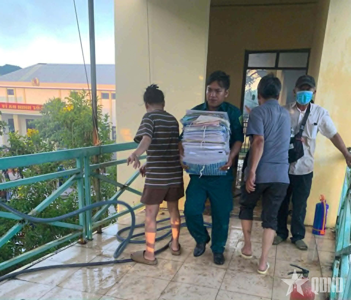  Ban CHQS xã Thượng Đức và các lực lượng triển khai dập lửa, di chuyển hồ sơ, tài liệu ra khỏi khu vực cháy. 