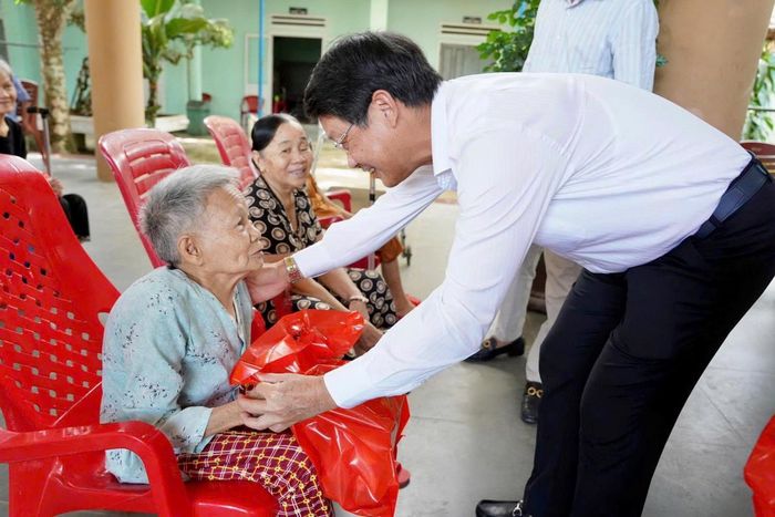 Phó Bí thư Thành ủy Đà Nẵng Ngô Xuân Thắng thăm hỏi, tặng quà người cao tuổi.