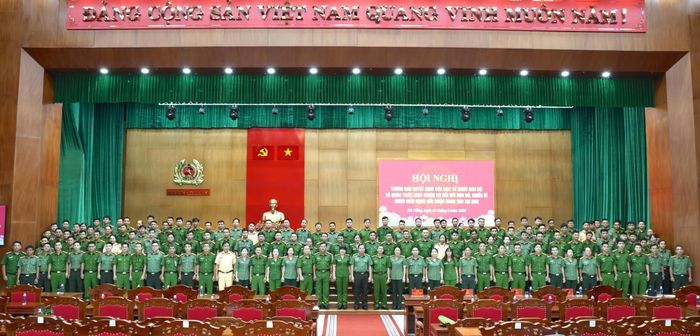 Ban Giám đốc Công an TP Đà Nẵng chụp ảnh lưu niệm cùng các cán bộ chiến sĩ nhận nhiệm vụ mới.
