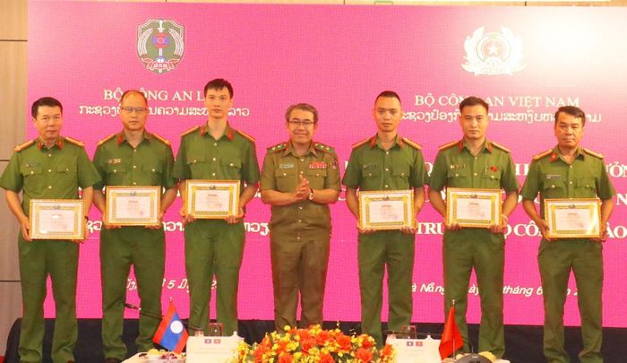 Bộ Công an Lào khen thưởng các đơn vị, cá nhân.