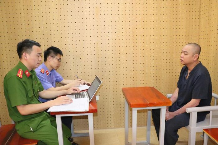 Cơ quan Công an lấy lời khai đối tượng Lê Hồng Phong (ảnh trái) và đối tượng Trần Văn Thành.