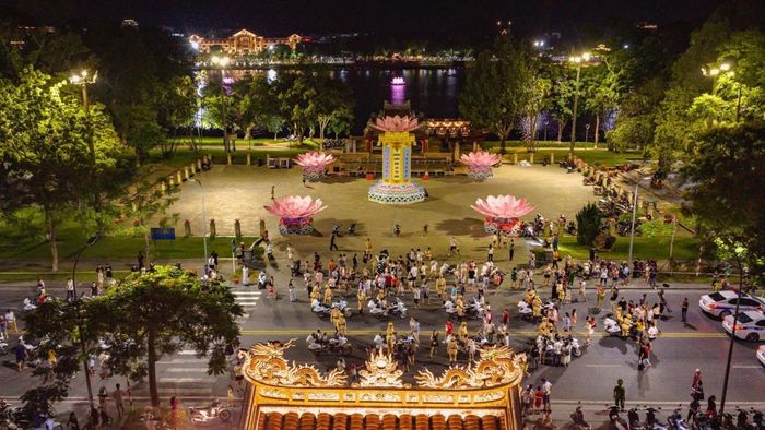Khán giả giao lưu với Đoàn mô-tô dẫn đoàn.