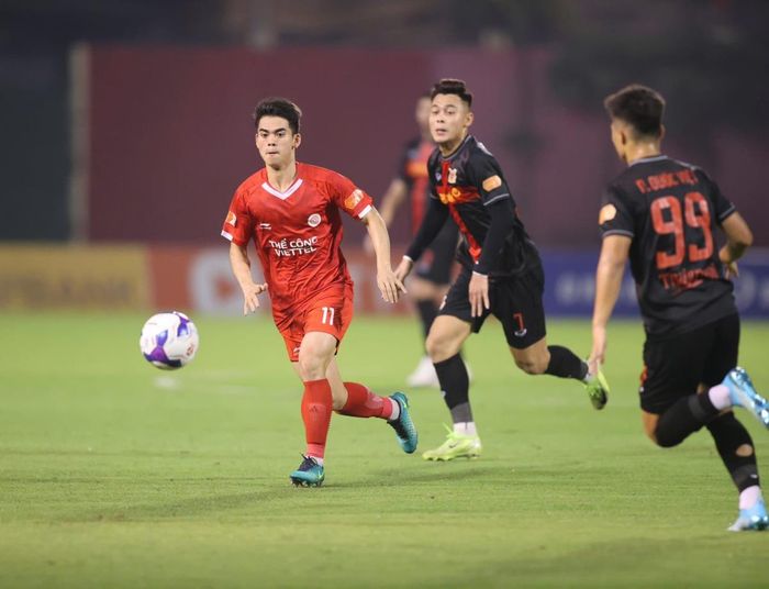 Ninh Bình FC (sau) đua với Thể Công Vietel vị trí á quân chung cuộc.
