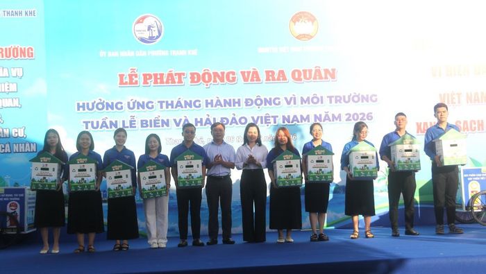 Trao tặng Ngôi nhà pin cho Đoàn thanh niên phường.