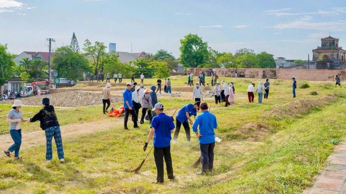 Hàng trăm người dân cùng các bạn tình nguyện viên chung tay dọn rác ở Kinh thành Huế.