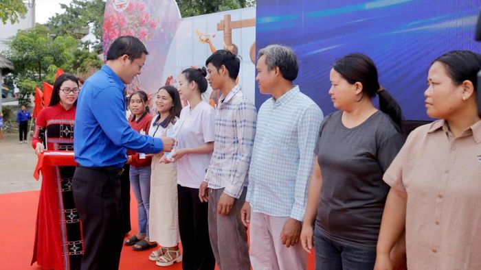 Các hộ gia đình khó khăn được nhận quà từ chương trình.