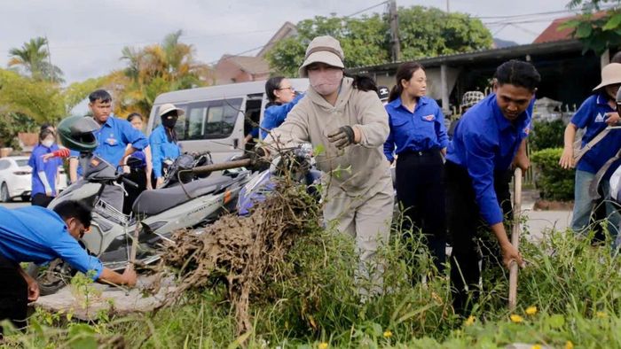 Các bạn trẻ trong màu áo xanh hăng hái làm sạch các tuyến đường.