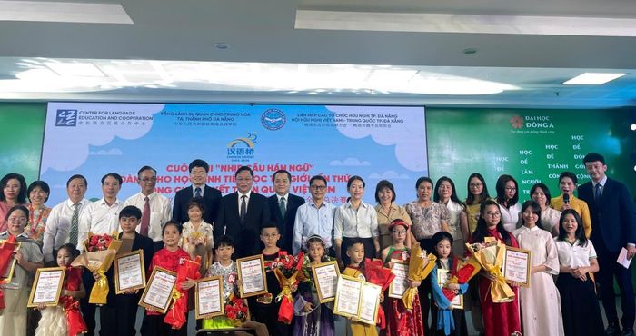Ban Tổ chức trao giải các thí sinh xuất sắc