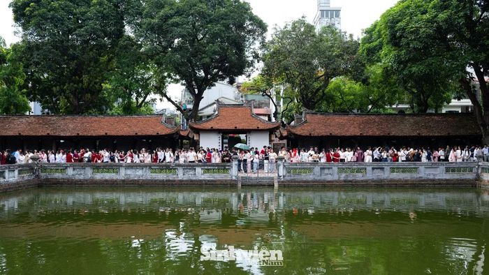 Các sĩ tử xếp thành hàng dài tiến vào Văn miếu.