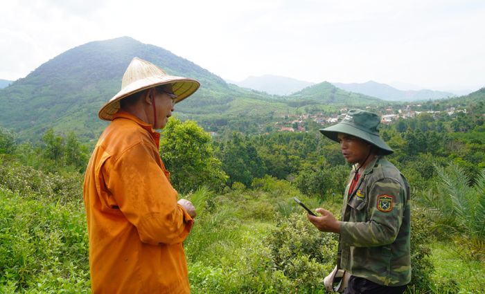  Ông Biển chia sẻ kinh nghiệm làm nông nghiệp hữu cơ, ứng dụng vi sinh với người dân ở Vĩnh An 