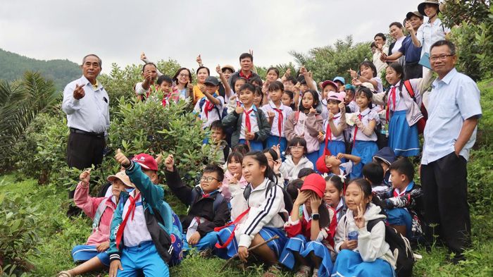  Du khách và các em học sinh trải nghiệm, học tập tại đồi sim tím của lão nông Chín Biển. Ảnh: ĐINH RI 