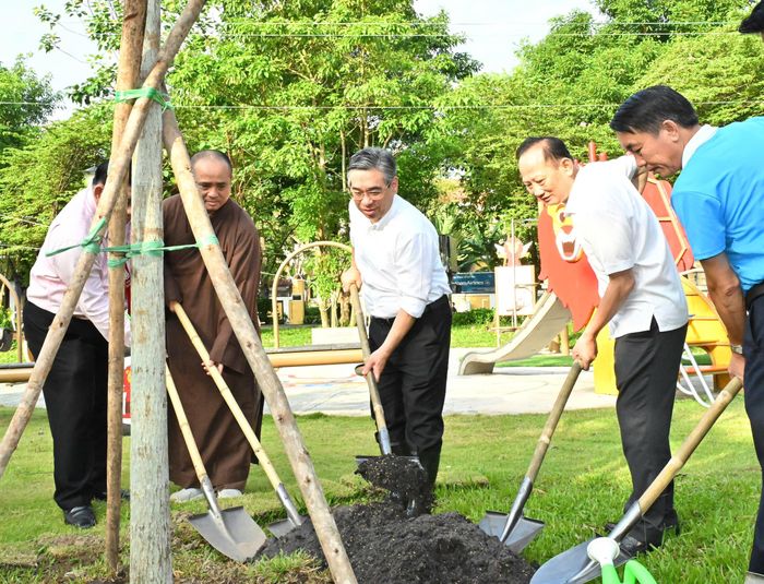  Đồng chí Nguyễn Phước Lộc cùng đại diện lãnh đạo phường Xuân Hòa trồng cây xanh trong "Vườn cây Đại đoàn kết" tại công viên Phan Đình Phùng. Ảnh: VIỆT DŨNG 