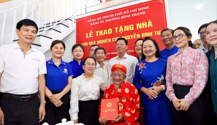  Lãnh đạo Ban Tuyên giáo và Dân vận Thành ủy cùng lãnh đạo địa phương trao tặng giấy chứng nhận cho cụ Nguyễn Đình Tư. Ảnh: CẨM NƯƠNG 