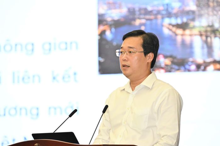  Phó Bí thư Thường trực Thành ủy TPHCM Lê Quốc Phong thông tin về Nghị quyết 09 của Bộ Chính trị tại hội nghị, sáng 6-6-2026. Ảnh: VIỆT DŨNG 