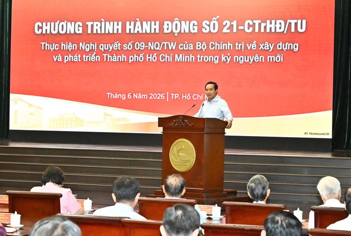  Chủ tịch UBND TPHCM Nguyễn Văn Được trình bày Chương trình hành động 21-CTrHĐ/TU tại hội nghị, sáng 6-6-2026. Ảnh: VIỆT DŨNG 