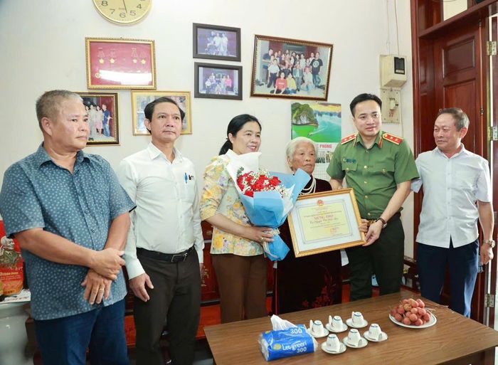 Giám đốc Công an TPHCM Mai Hoàng mừng thọ bà Nguyễn Thị Kim Liên