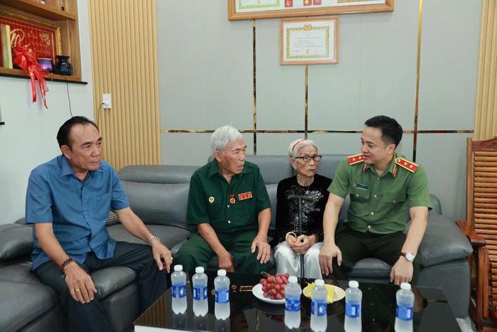 Trung tướng Mai Hoàng gửi lời thăm hỏi, động viên và mừng thọ bà Lê Thị Đậu