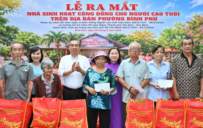  Đồng chí Nguyễn Phước Lộc trao quà cho người cao tuổi có hoàn cảnh khó khăn 