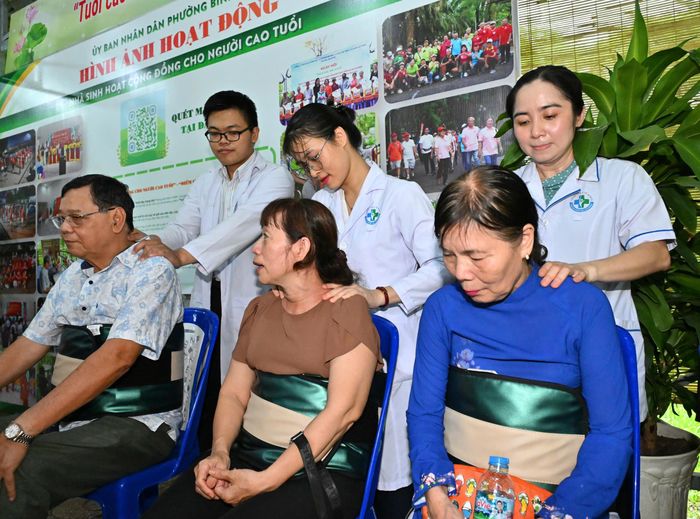  Người cao tuổi được chăm sóc sức khỏe ban đầu khi đến Nhà sinh hoạt cộng đồng cho người cao. Ảnh: VIỆT DŨNG 