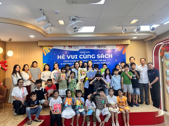 Phụ huynh và các em nhỏ chụp hình lưu niệm với hai tác giả Cát Tường và Đoàn Mai Anh