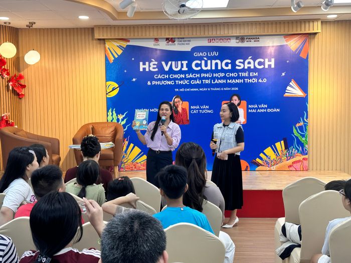 Hai tác giả chia sẻ tại buổi giao lưu